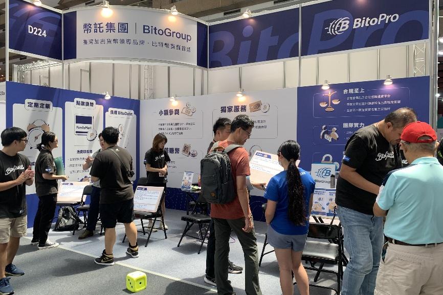 一張含有 服裝, 人員, 足部穿著, 男人 的圖片

AI 產生的內容可能不正確。